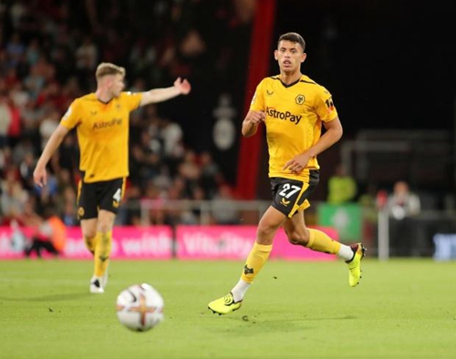 记者：于汉超正在参加B级教练培训班，下赛季将担任申花助教