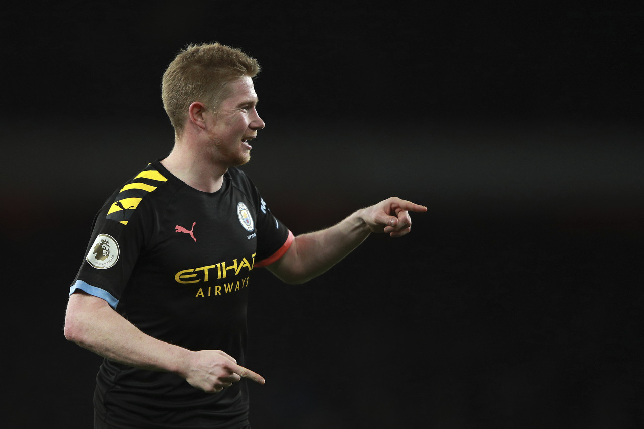 女生打高尔夫打中野鸭，鸭在湖中走，高尔夫从天上来