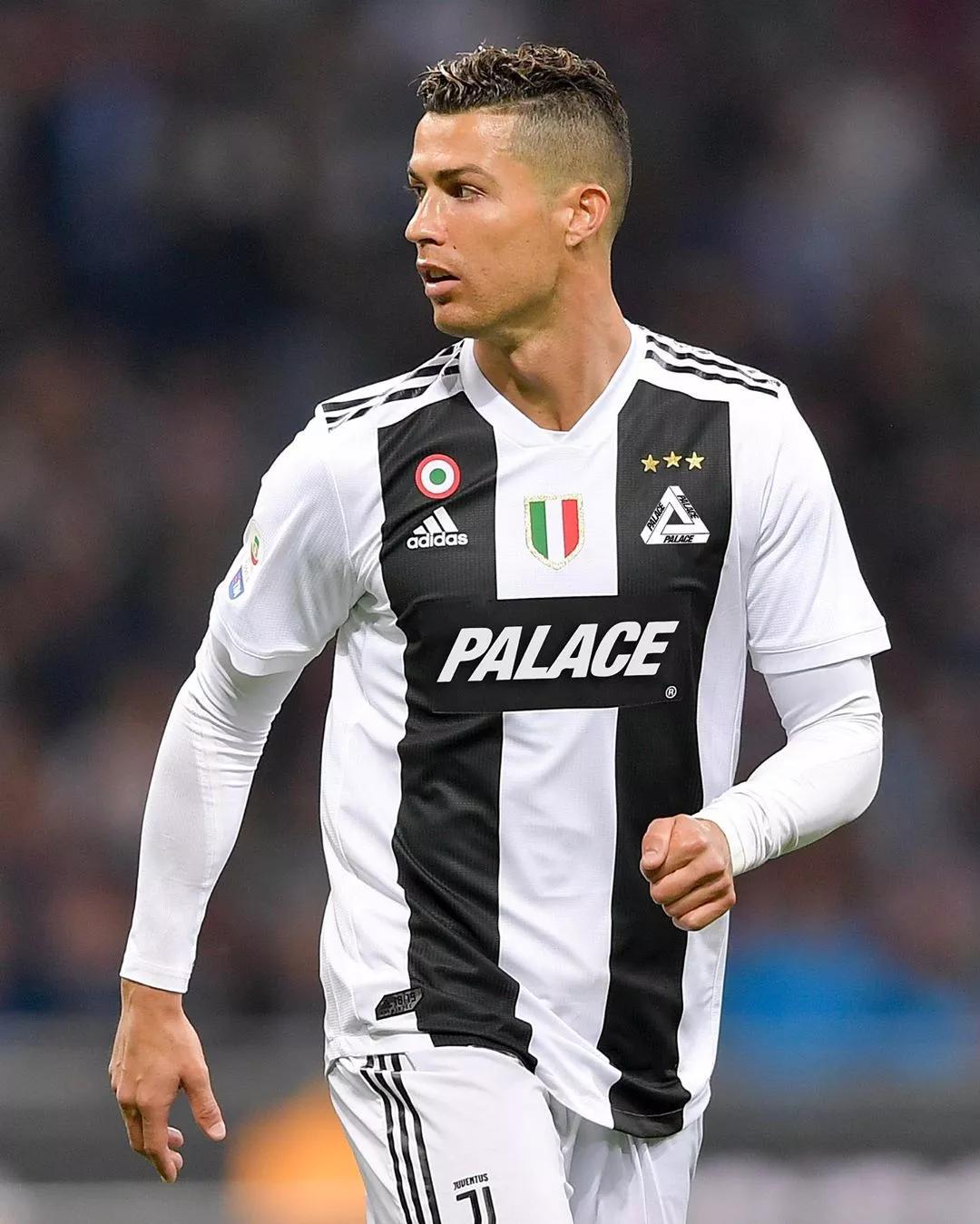 梅西杯开战，梅西和苏亚雷斯现场观战巴萨U16和河床U16的比赛