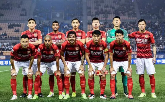 麦克阿瑟FCvs大埔亚冠赛前为香港大埔火灾遇难者...