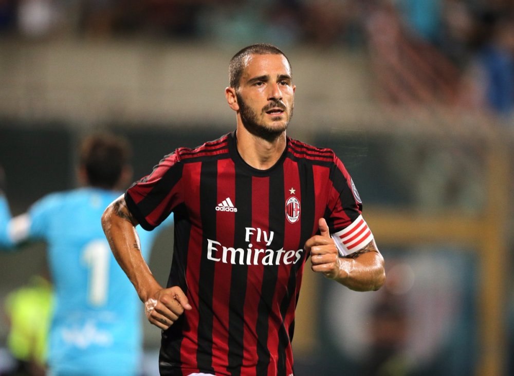 西媒：阿联酋企业慷慨赠送，巴萨球员喜获黄金iPhone