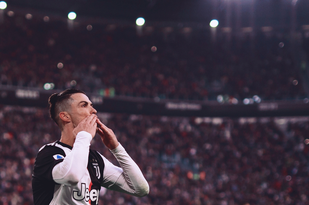 WTT总决赛：王楚钦／孙颖莎3-0林诗栋／蒯曼，收获两连胜