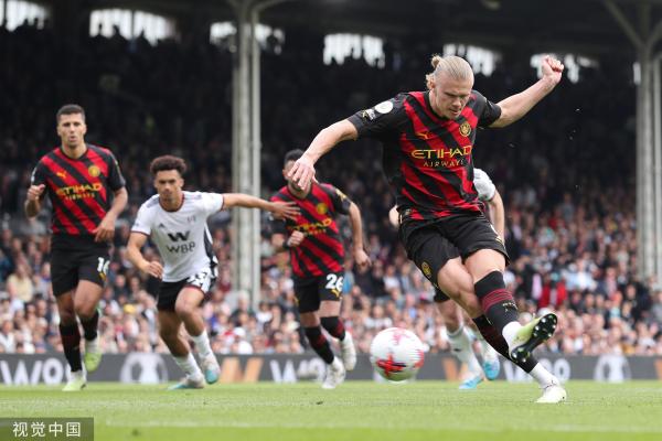 杜兰特远投三分命中，全场欢呼